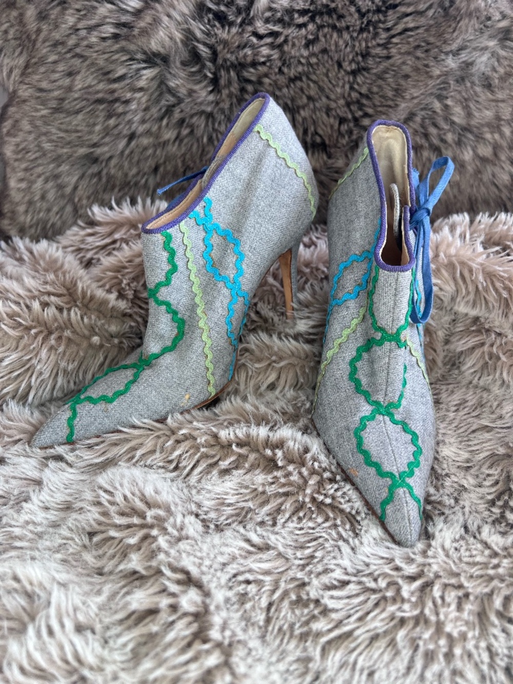 Manolo Blahnik Gray Ankle Booties 4" Heels Blue Green Wavy Ribbon Bow Purple Tri